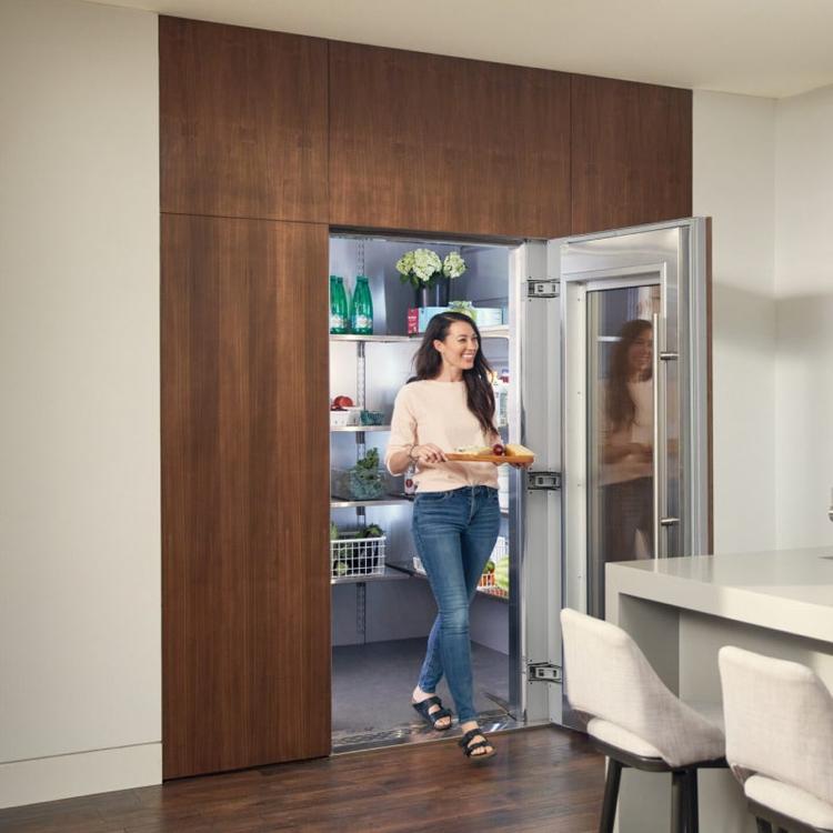 Modern kitchen with Qoldfusion Walk-In Refrigerator.